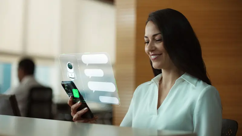 Secretária no celular com o funcionário virtual respondendo clientes no WhatsApp